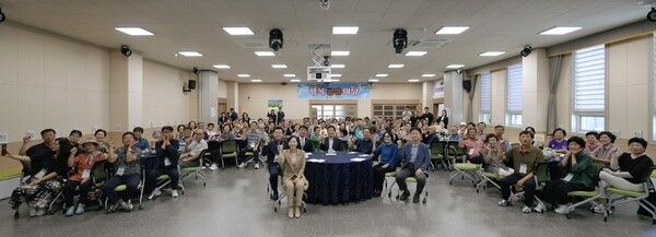 마을자치지원사업 관계자들이 모여 기념촬영을 하고 있다./사진-의성군