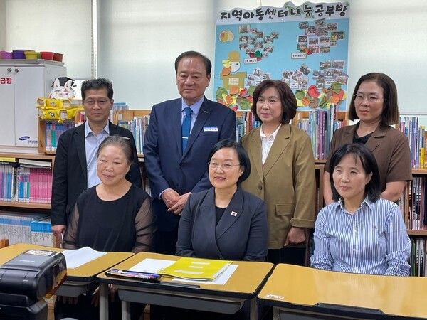 유동균 마포구청장(뒤줄 왼쪽 두 번째)이 한성숙 국무총리(앞줄 가운데)와 지역아동센터 관계자들과 기념촬영 모습(사진제공=마포구청)