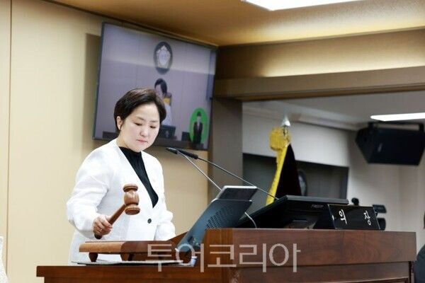 지민희 양평군의장이 의사봉을 두드리고 있다/투어코리아뉴스 김경남 기자