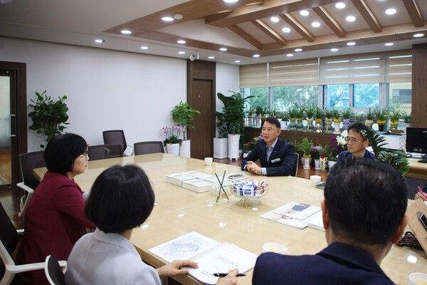 ▲&nbsp;최현덕 시장이 이수희 구청장과 광역철도망 연계 및 환승 협력 방안을 논의하고 있다./ 남양주시 제공&nbsp;