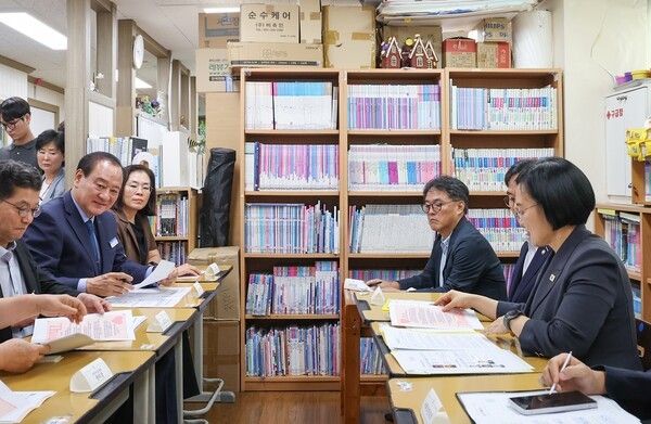 유동균 마포구청장이 한성숙 국무총리와 지역아동센터 야간 연장돌봄 운영 및 지원 방안에 대해 의견 나누고 있다(사진제공=마포구청)