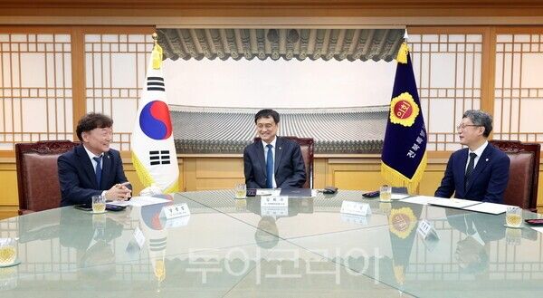 왼쪽부터 남종섭 경기도의회 의장, 김희수 전북도의회 의장, 안신일 세종시의회의장
