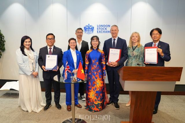 데임 수전 랭글리(Dame Sue Langley) 런던금융특구 시장, 줄리하 호깃(Dame Julia Hoggett) LSE CEO가 참석한 가운데 비엣젯항공, 드래곤캐피탈(Dragon Capital), HD Bank 관계자가 3자 업무 협약을 체결했다/사진- 비엣젯항공