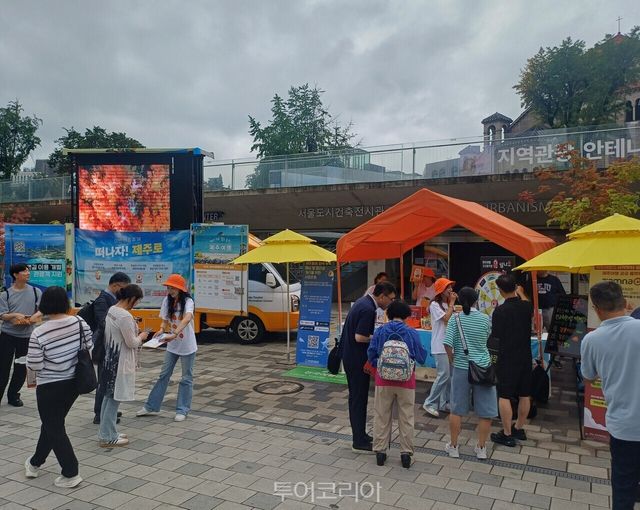 제주관광협회가 '여름 휴가 시즌 맞이 제주관광 현장밀착 로드홍보를 서울에서 진행했다. /사진-제주관광협회