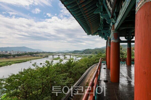 경주를 흐르는 형산강이 내려다보이는 금장대./사진-경주시