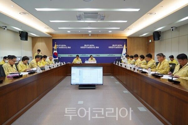&nbsp; 26일 해남군은&nbsp; 명현관 군수 주재로 &nbsp;‘폭염 대처상황 긴급회의’를 갖고 &nbsp;폭염으로 인한 인명피해가 발생하지 않도록 예찰 및 현장점검을 강화하기로 했다./사진=해남군