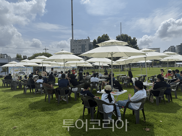 인천광역시가 지난 25일 부평 캠프마켓 개방 공간에서 개최한 ‘레트로 캠프마켓’을 개최하고 있다.