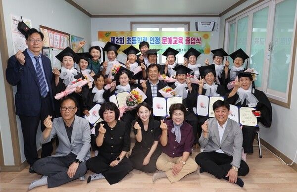 문해교육 졸업생 어르신들이 기념촬영을 하고 있다./사진-의성군