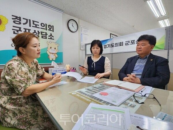 성기황 경기도의원이&nbsp;27일 도의회 군포지역상담소에서 경기도공공형어린이집연합회 서지인 군포시지회장 등과 공공형어린이집 발전을 위한 감담회를 갖고 있다./사진=경기도의회
