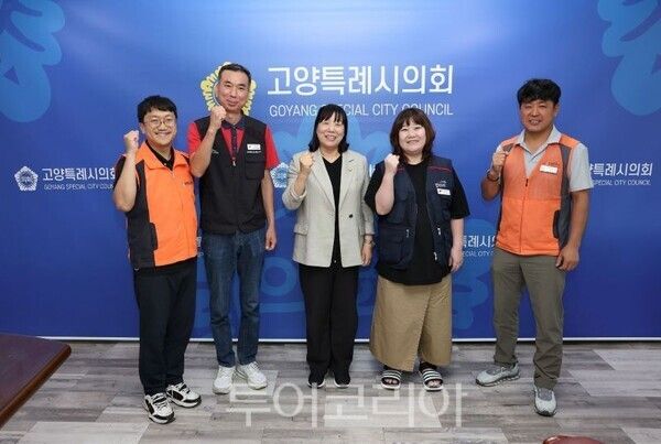 민주노총 고양·파주지부와 간담회 후 사진촬영하는 김미수 의장/투어코리아뉴스 김경남 기자