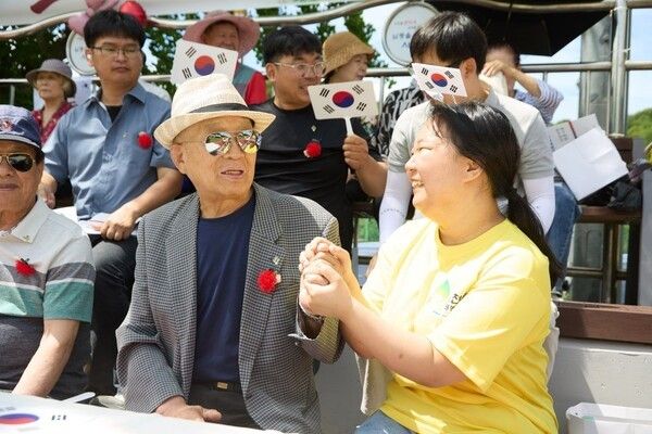 지난 6월 21일 인천 남동 어울림광장에서 열린 신천지자원봉사단 인천연합회의 호국보훈 효잔치에서 월남전 참전유공자 문동호 어르신과 봉사자가 대화를 나누고 있다. (사진제공=신천지자원봉사단)