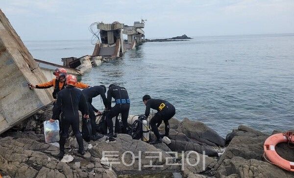 28일 오후 붕괴한 포항시 남구 구룡포읍 장길리의 보릿돌교./사진-경북소방본부
