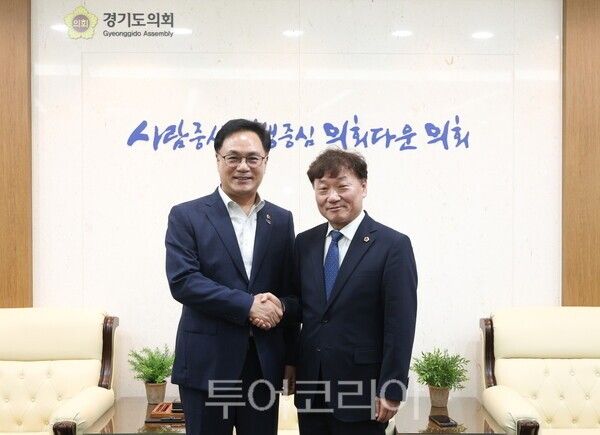 남종섭 경기도의회 의장(오른쪽)은 28일 도의회 집무실에서 송형곤 전남광주통합특별시의회 의장과 만나 ‘지방의회법’ 조속 제정에 대해 &nbsp;논의했다/사진=경기도의회