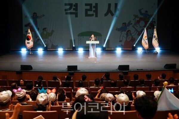 주민자치센터 우수 동아리 경연대회에서 격려사 하는 박관열 시장/투어코리아뉴스 정명달 기자