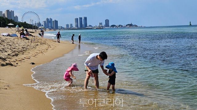 속초해수욕장에서 물놀이하는 가족&nbsp;ⓒ투어코리아