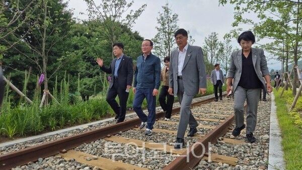 김덕현 연천군수가 경원선 폐철도 활용 도시숲 개통식에서 경원선을 걷고있다/투어코리아뉴스 정명달 기자
