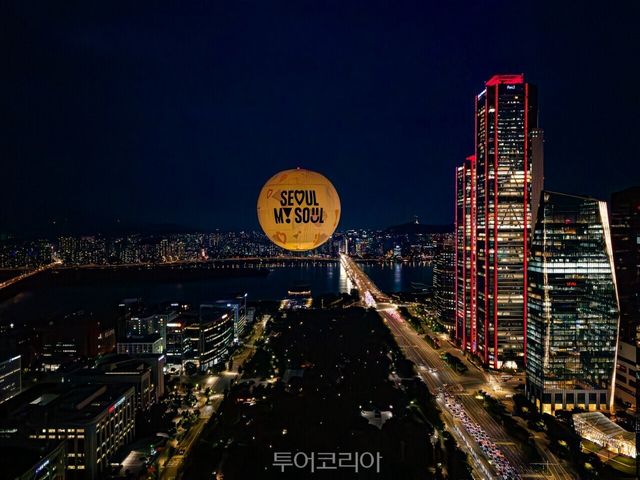 (사진1) 하늘에 떠 있는 ‘서울달’ /사진-서울관광재단