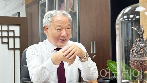 ▲이용우 부여군수가 29일 군수실에서 가진 인터뷰에서 기자의 질문을 받으며 미소를 짓고 있다. /사진-부여군프레스협회