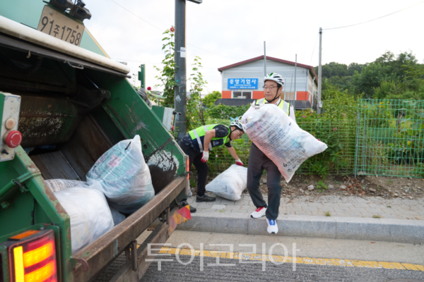 쓰레기 청소하는 이현재 하남시장/투어코리아뉴스 정명달 기자