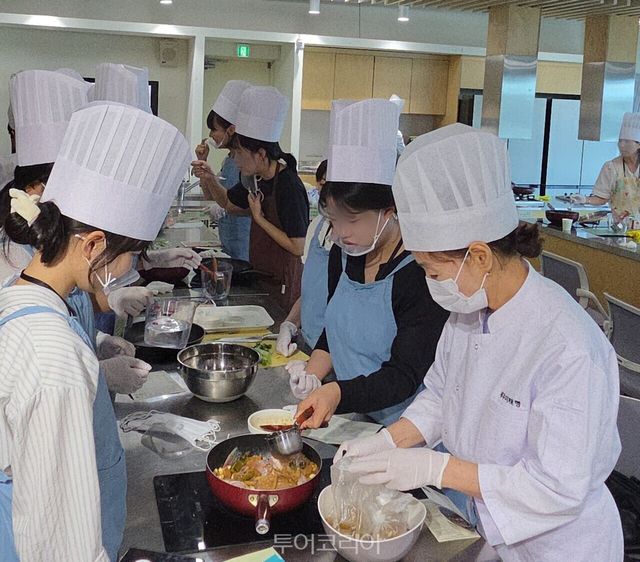 우렁콩조림를 직접 요리하는 참가자들 사진-투어코리아
