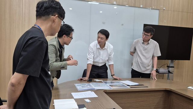 최규진 의원(오른쪽 두번째)&nbsp;경기도청 공무원들과&nbsp;고양시 일산동구 장항동 일원에 추진 중인&nbsp; K-컬처밸리 개발사업에 대해 대화하고 있다/사진=경기도의회