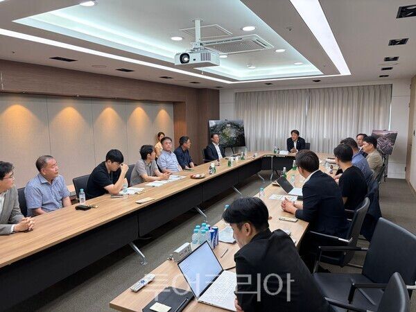 울주군의회 정우식 의장과 이상우 부의장, 권중건 의원은 30일 울주군 삼남읍 KTX역세권 복합특화단지 현장사무실에서 울주군, 울산도시공사, 한화솔루션 관계자들과 간담회를 갖고 지역 상생협력 방안을 논의했다./사진-울주군의회