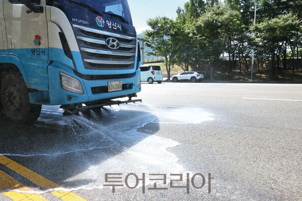 살수차가 뜨겁게 달구어진 도로에 물을 뿌리며 열을 식히고 있다./사진-양산시