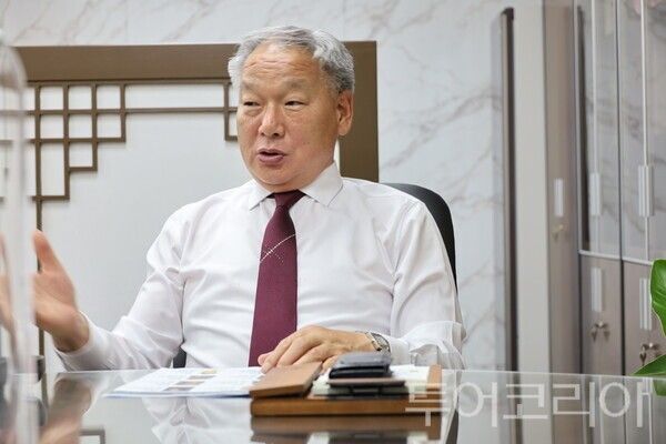 ▲이용우 부여군수가 29일 군수실에서 인터뷰를 하고 있다. /사진-부여군프레스협회
