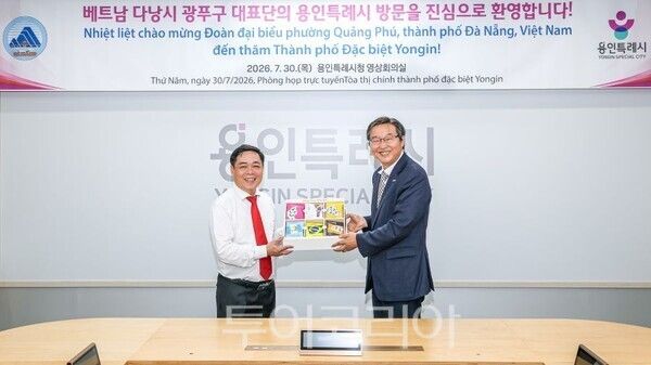 류광열 용인특례시 제1부시장과 부이응옥안 꽝푸구 당서기에게 기념품을 전달하고 있다/투어코리아뉴스 정명달 기자