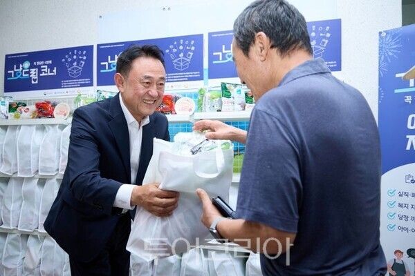 이충우 시장이 그냥드림 가계에서 시민에게&nbsp; 꾸러미를 전달하고 있다/투어코리아뉴스 정명달 기자