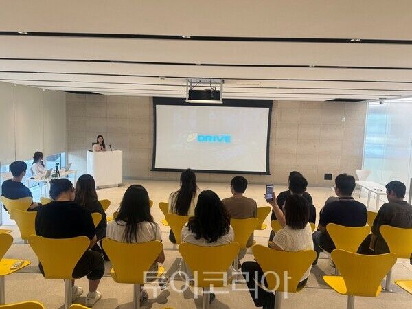 지난 6월 한국앤컴퍼니그룹 임직원들이 경기도 판교 본사 테크노플렉스에서 열린 ‘지식나눔회’에서 ‘모터컬처 브랜드 DRIVE’를 주제로 한 발표를 듣는 모습