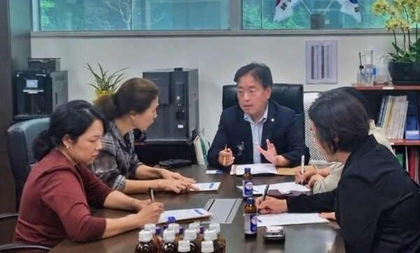 30일김동규 위원장이 경기도간호사회 관계자들과 돌봄서비스의 질적 향상을 위한&nbsp; 정책간담회를 갖고 있다