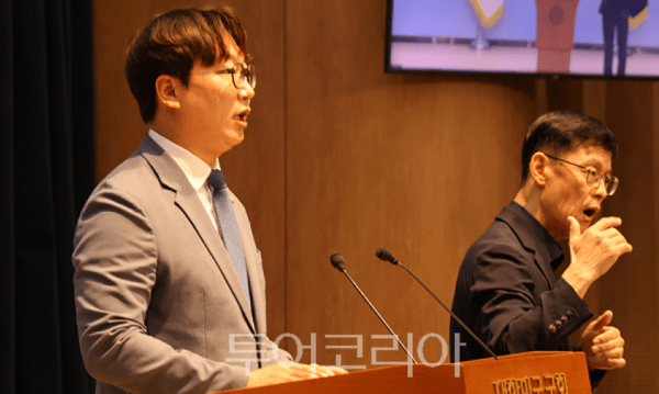 더불어민주당 모경종 의원이 3일 국회 소통관에서 기자회견을 열고 청년 고용 대책이 빠진 정년연장 논의 방식을 전면 수정해야 한다고 밝히고 있다.