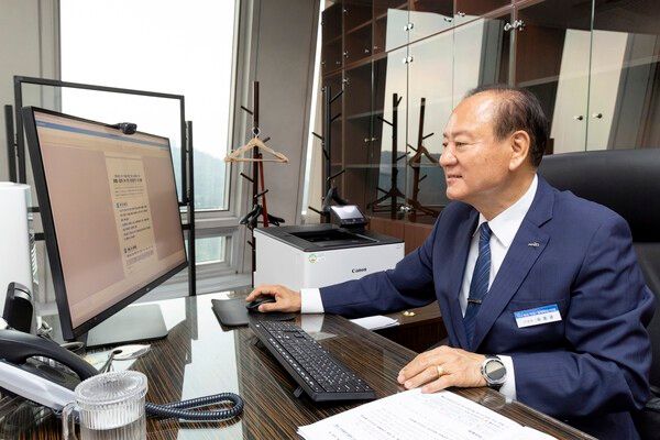 동균 마포구청장이 민선 9기 1호 결재로 재개발·재건축 신속 추진 전담반 구성 계획에 서명 모습(사진제공=마포구청)
