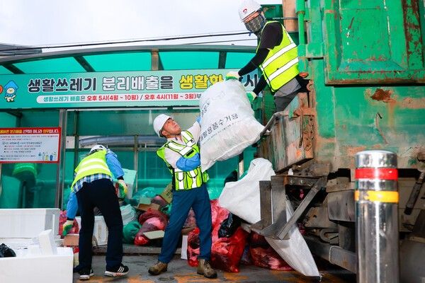 환경미화 활동하는 남한권 울릉군수(사진제공=울릉군청)