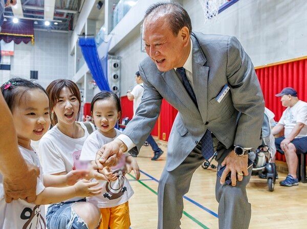 유동균 마포구청장 지역 어린이집 가족운동화 참석 소통인사 모습(사진제공=마포구청)