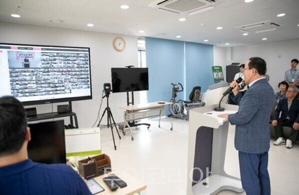 화상으로 어르신께 인사하는 김덕현 연천군수/투어코리아뉴스 정명달 기자