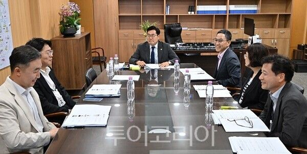 박찬대 인천광역시장이 6일 시청 집무실에서 열린 경제산업본부 주요 업무보고에서 주요현안을 논의하고 있다.