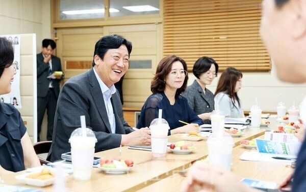 손배찬 파주시장이 현장행보로 학교를 찾아 관계자들과 소통하고 있다/투어코리아뉴스 김경남 기자