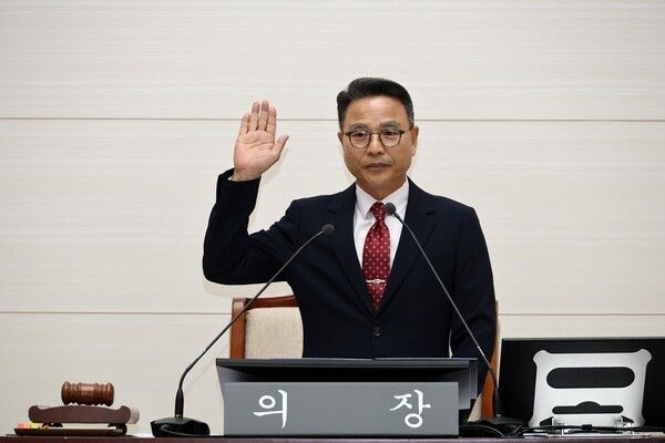 용산구의회 장정호 의장 선서 모습(사진제공=용산구의회)