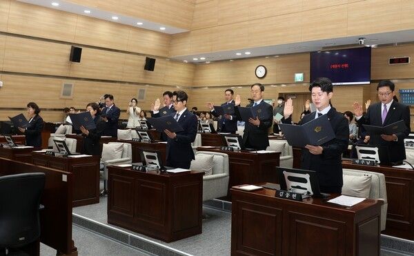 용산구의회 의원들 선서 모습(사진제공=용산구의회)