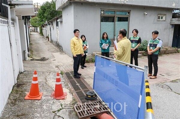 7일 구자열 원주시이 안전총괄과 자연재난팀원들과 장마철 상습 침수지역인 단계동 18통을 찾아 현장을 점검하고 &nbsp;대응 체계를 당부하고 있다./사진=원주시