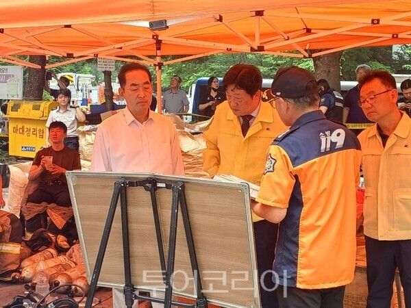 손배찬 시장이 화재 현장지휘소를 찾아 브리핑을 듣고 있다/투어코리아뉴스 김경남 기자