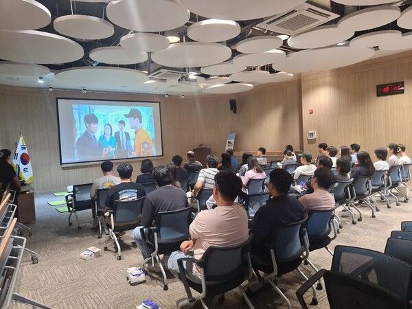 영양군에 소재한 멸종위기종복원센터 직원들이 응급처지 교육을 받고 있다./사진-영양군