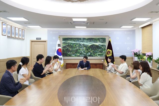 8일 임만균 서울시의회 의장이 취임 후 ‘제1호 결재’로 시의회 직원들을 위한 ‘자기돌봄 특별휴가’선택해 직원들이 지켜보는 가운데 사인하고 있다./사진=서울시의회