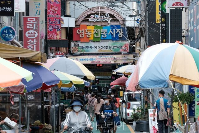 영동군이 각종 공모사업에 잇따라 선정되면서 지역 전통시장을 찾고 싶은 문화관광형시장으로 육성하고 지역경제 활성화로 이어갈 수 있는 기반을 구축해 나가고 있다./사진=영동전통시장
