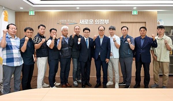 ▲ 김원기 의정부시장이 7일 시장실에서 한국노총 경기중북부지부 임원진과 노사 협력 방안을 논의하고 있다.&nbsp; / 의정부시 제공&nbsp;