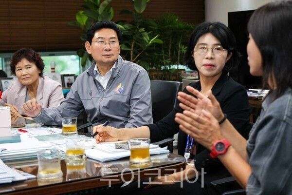이상일 시장이 농업인 의견을 청취하고 있다/투어코리아뉴스 정명달 기자