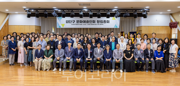 검단구문화예술인회가 지난 8일 당하동 행정복지센터 대강당에서 지역 문화예술인과 내빈 등 100여 명이 참석한 가운데 창립총회를 개최하고 있다.