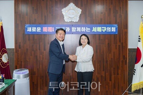 인천 검단구의회 김남원 의장과 서해구의회 고선희 의장이 8일 서해구의회에서 첫 공식 회동을 하고 있다.